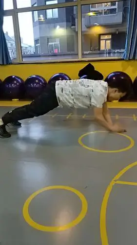 俯卧撑击掌