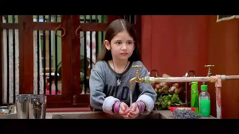 了与母亲走失并有语言障碍的穆斯林小女孩沙希达(哈尔莎莉·马尔霍特