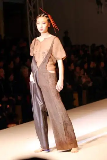 伊人风采 2003年中国国际时装周 正文     11月22日下午,著名设计师