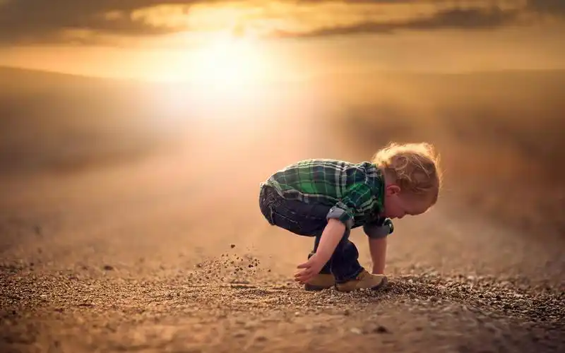 夕阳公路上的小孩高清电脑桌面壁纸下载