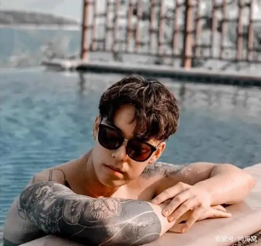 比暗恋更蠢的是互相暗恋纹身男人花臂纹身潮男潮男们的花臂纹身满身的