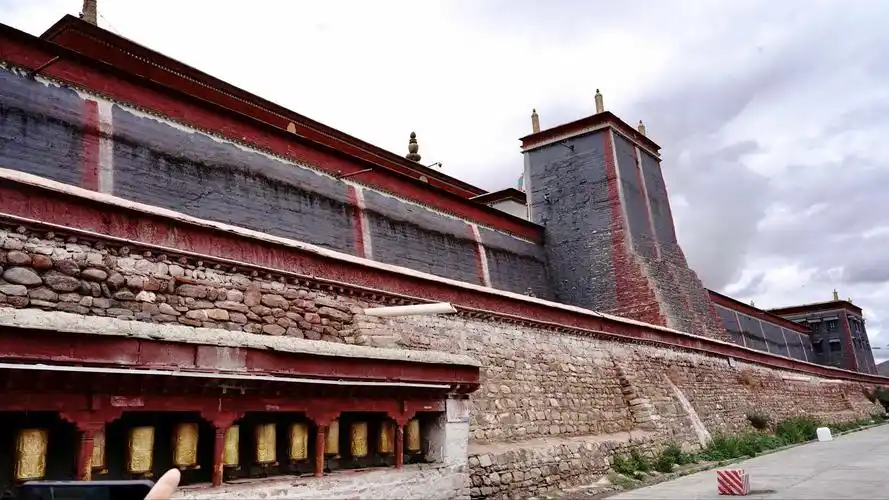 萨迦寺) 写美篇萨迦是西藏历史上一个不可忽略的地名,萨迦派的法王八