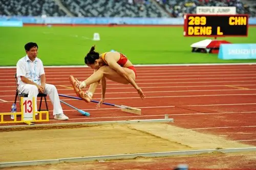 女子三级跳加油稿