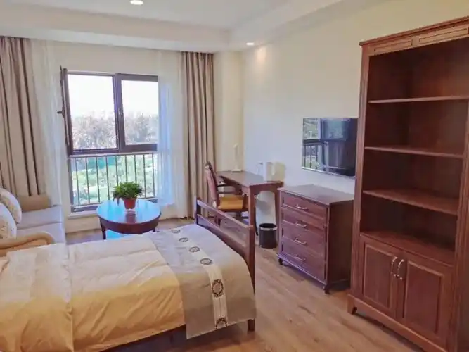 因为有这样一处房间,把风雨喧嚣隔在窗外,独自面对自己的内心,享受一