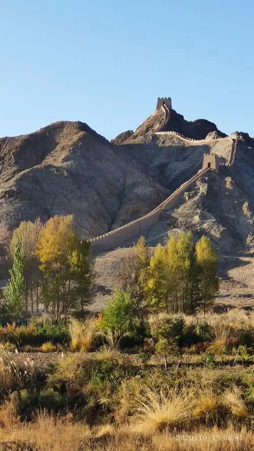 悬臂长城是关城向北的延伸,是嘉峪关防御体系的重要组成部分,也是