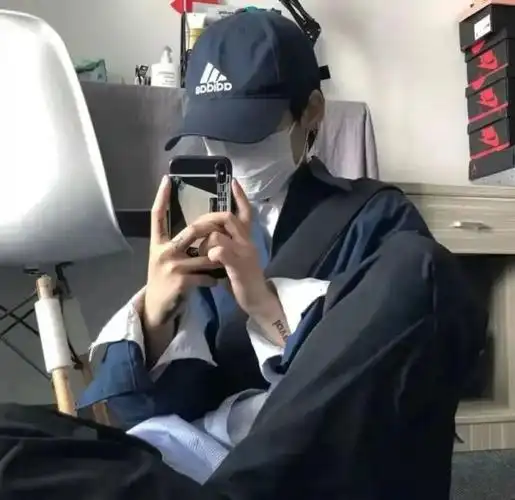 戴口罩的男生头像|青春才几年 疫情占三年
