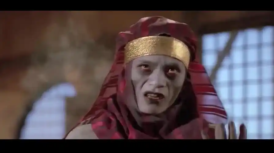 僵尸叔叔:靓妹拿刀砍僵尸,怎料一刀砍中僵尸笑点,这下搞笑了!