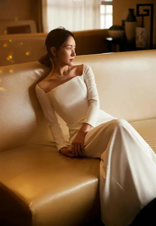 焦俊艳留长发了,扎马尾温柔又恬静,穿一条白色长裙好优雅