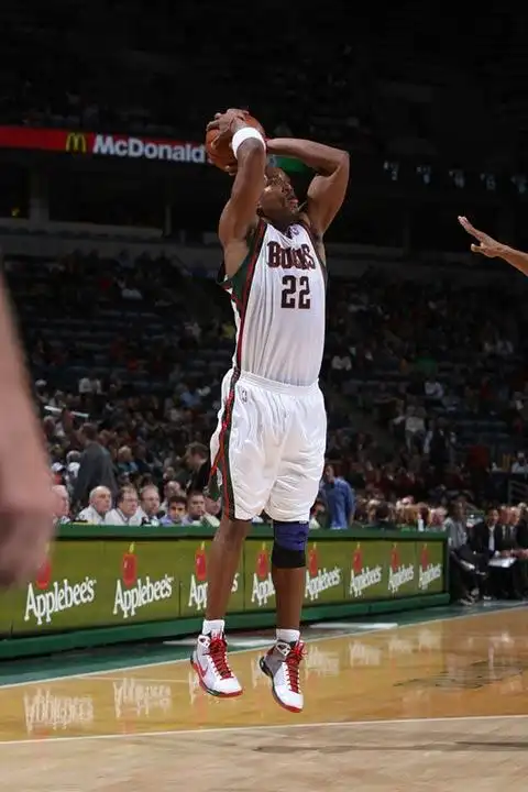 图文nba76人vs雄鹿里德干拔跳投