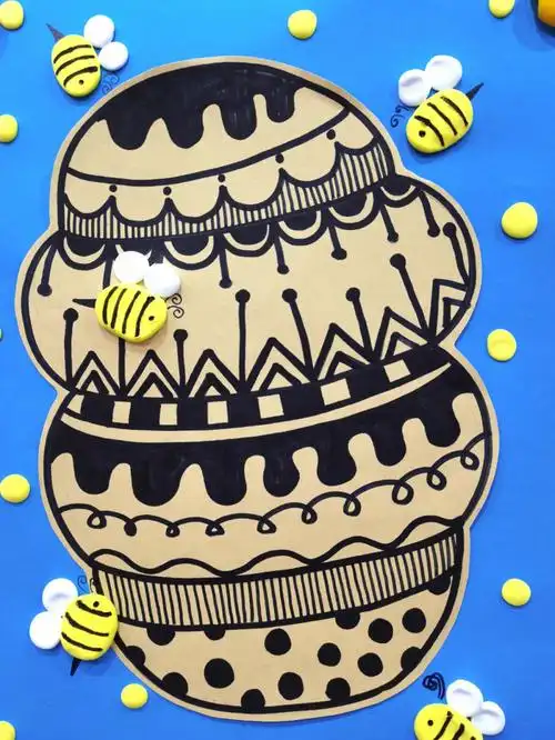 蜜蜂的外形特点,运用剪贴画的形式进行制作,学习装饰线条图形的刻画