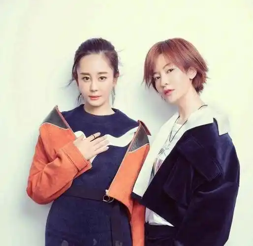 海陆李晟合体拍闺蜜照相差一岁差距大网友紫薇眉毛怎么了