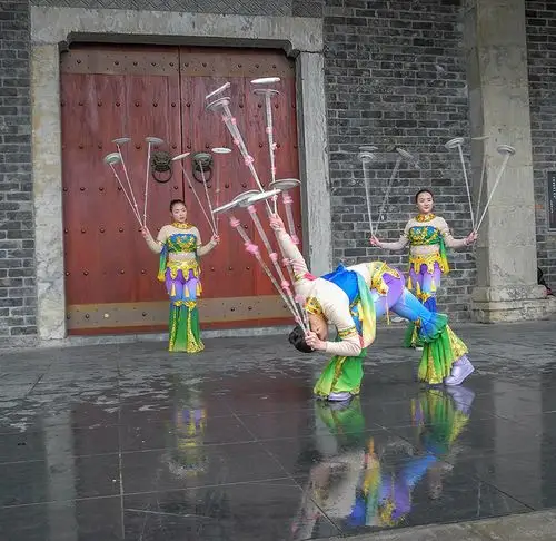 武汉·汉口里迎新春庙会的国家级非遗项目·顶碗杂技表演,很精彩!
