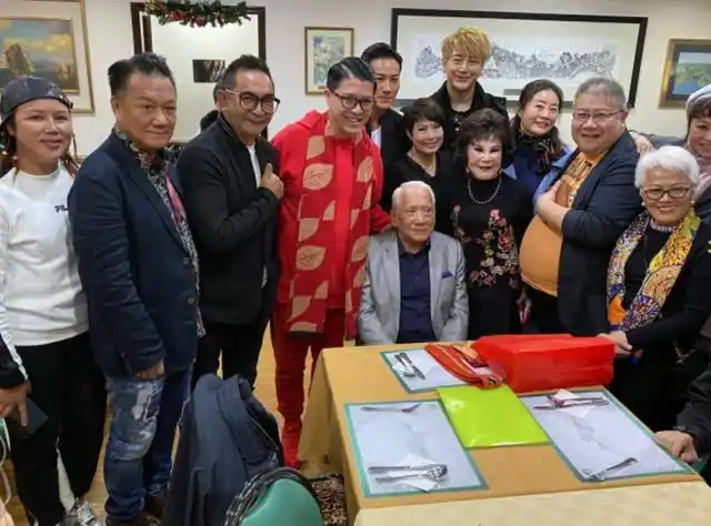 87岁黄夏蕙与丈夫甜蜜庆结婚36年当众拥吻,婚后长年分居恩爱如初_网易