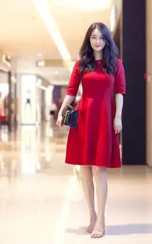 街拍:一袭红裙尽显优雅气质,展现完美身材曲线,上街十分惹眼