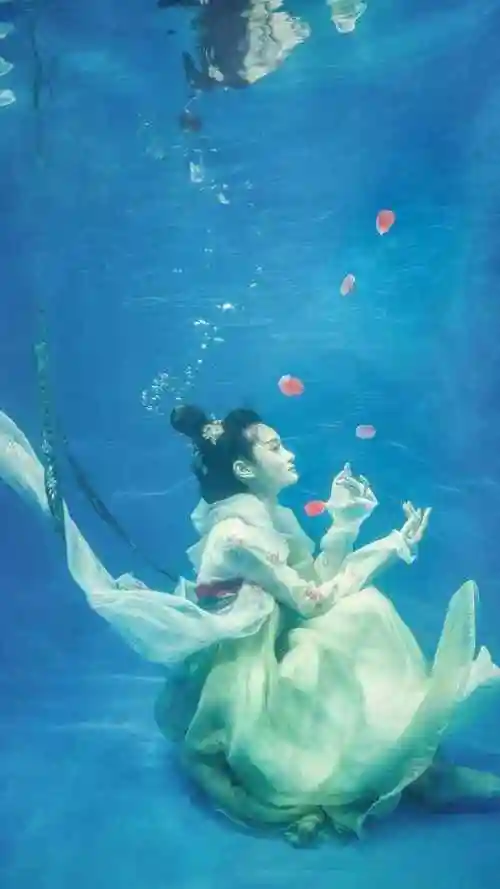 水中古装仙女高清手机壁纸