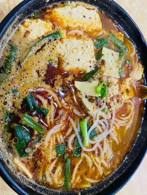 没有官渡区政府那家好吃,味道比较平淡,要的焖肉小锅米线,焖肉都是皮