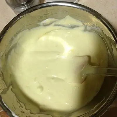 12.将蛋白与蛋黄糊分三次搅拌均匀,动作要迅速,这样就完成了蛋糕糊了