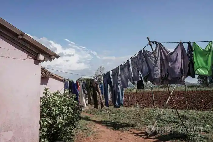 在花园里把衣服挂在绳子上以便晾干