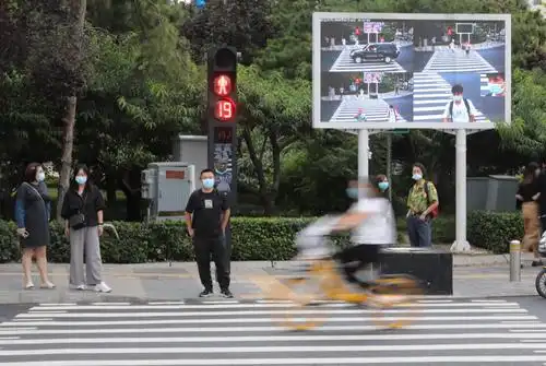 能和红绿灯同步变色,北京首个智能斑马线亮相中关村