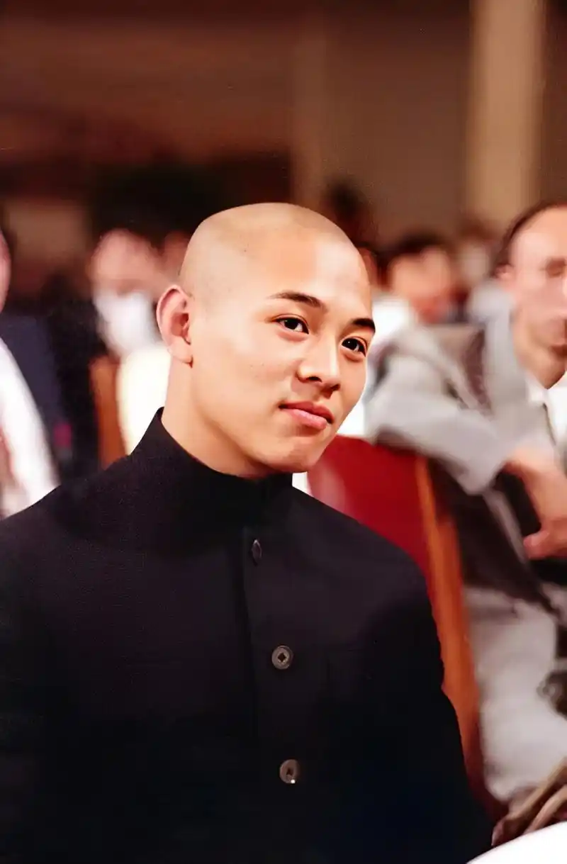 1983年,李连杰英俊年轻,这张照片是在人民大会堂拍摄的.