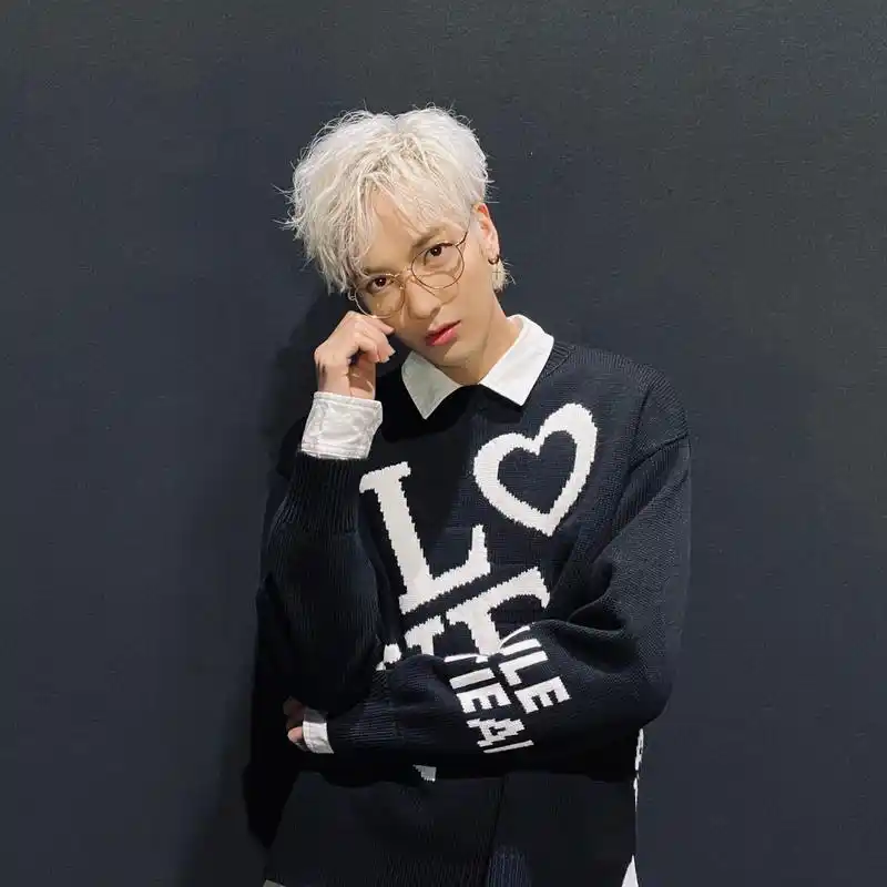 杨梓鑫2021春夏上海时装周爱与和平,创造一切的力量!感谢uti尤缇