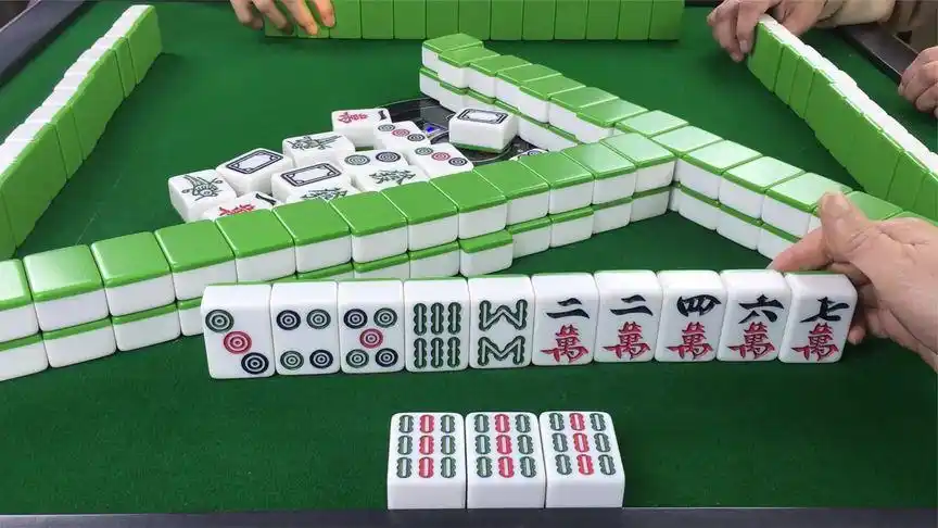 打麻将选张听牌技巧的精髓,不能三心二意,一起看看这把牌的狠劲