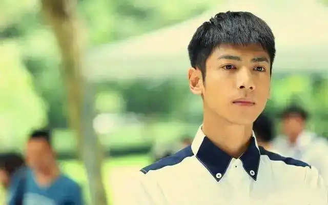 在《何以箫声默》中,罗云熙饰演内冷外热,一往情深的少年何以琛.