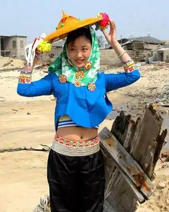 眼下风靡全球的露脐装,正是对惠安女美身理念和审美情趣的肯定与