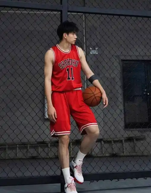 203cm帅哥诠释不一"高"样 篮球运动员兼多面手