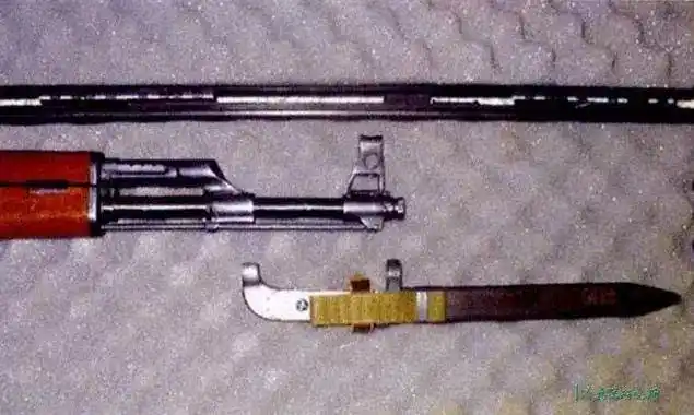 配备仿制ak47刺刀的早期56式冲锋枪