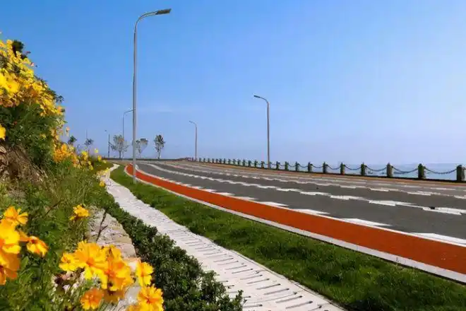 威海公路爆火全长10公里无限亲近大海被称为最美彩虹路