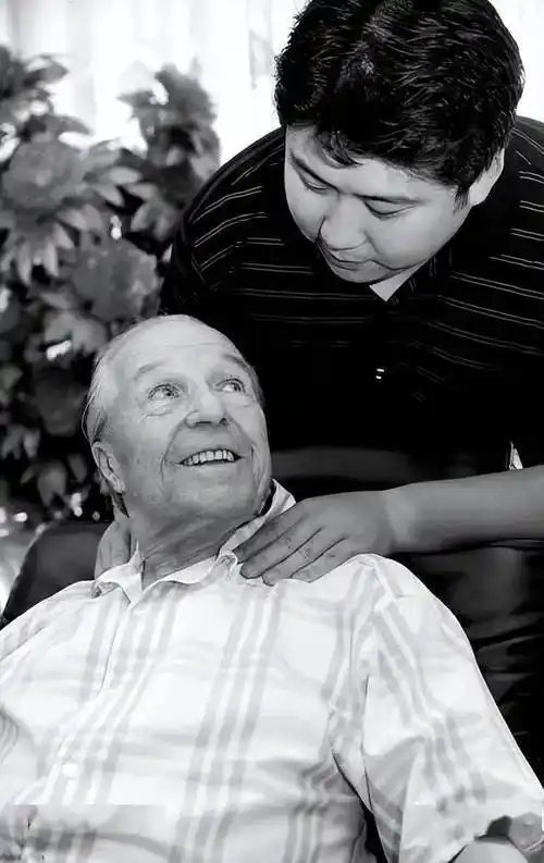 连结婚都要带上,老人遗愿"请把我葬在中国"_汉斯_宋扬_生活