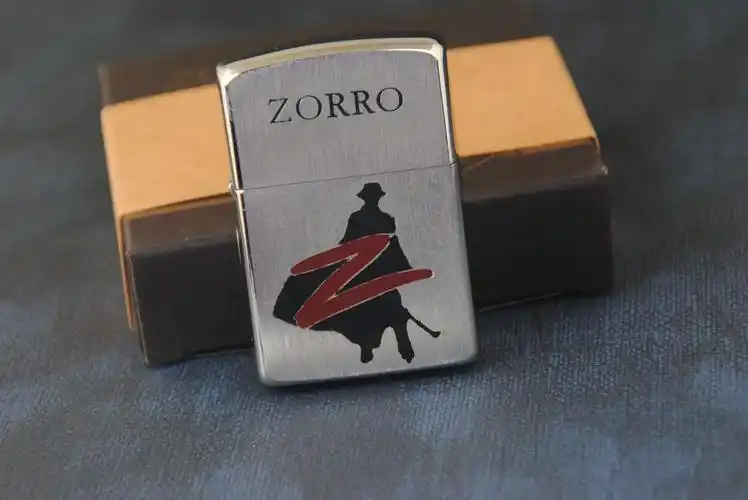 佐罗竖拉丝雕刻图案煤油金属打火机明火防风孔复古砂轮火机厂批发