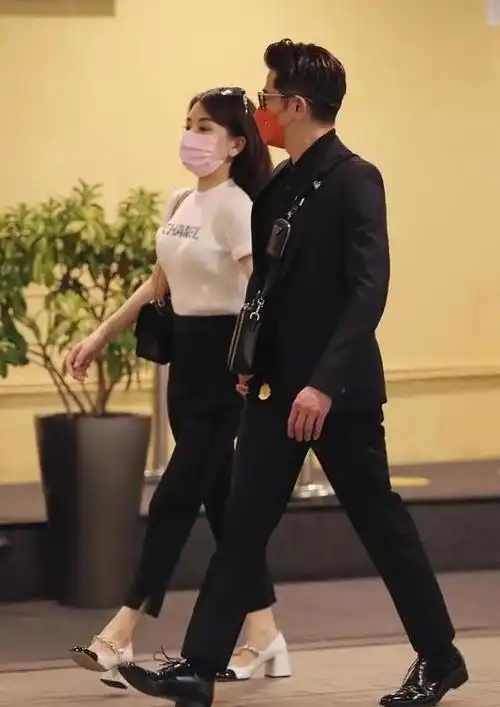 跟郭富城走一起才发现方媛原来这么矮穿高跟鞋还比他矮半头