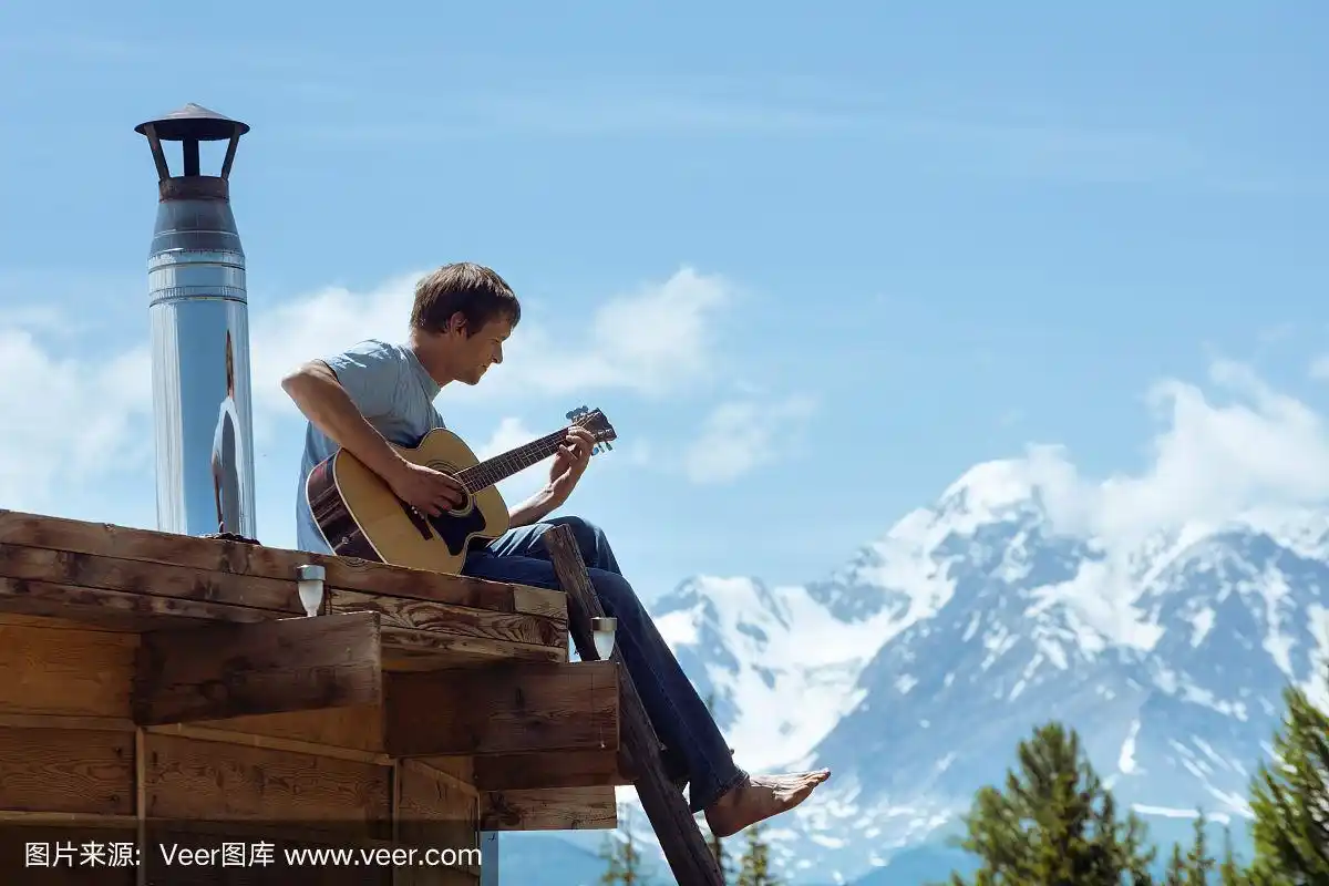 一个人在屋顶上弹吉他