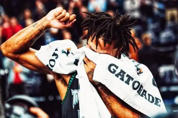 德里克罗斯:nba的超级偶像,平凡生活中的伟大英雄