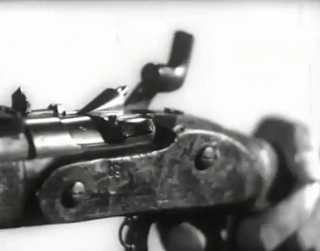 张开击锤,标尺归零.