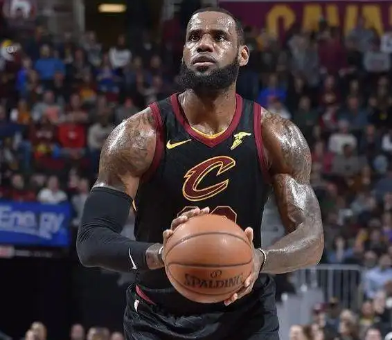 有一种恐怖肌肉叫詹姆斯大腿粗如水桶球衣穿成紧身衣