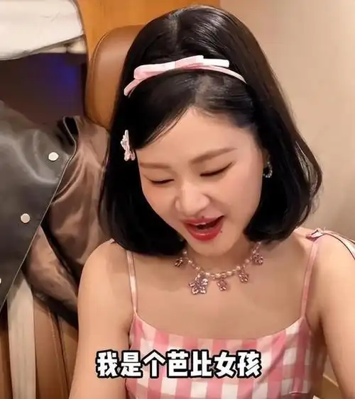 金靖官宣怀孕后独自现身机场,素颜戴口罩,大步流星丝毫不矫情