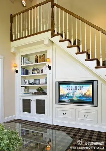 客厅楼梯下面做这样的电视柜创意不错