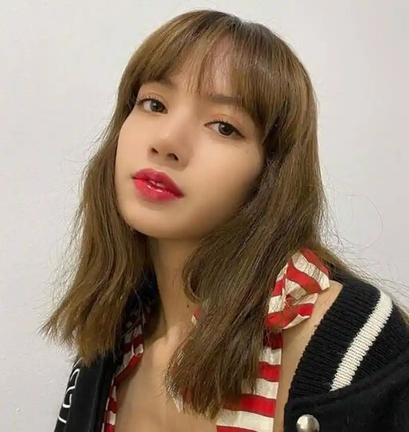 lisa小姐姐的齐刘海太圈粉了,配上精致的"芭比颜"美得不可方物,小嘴唇