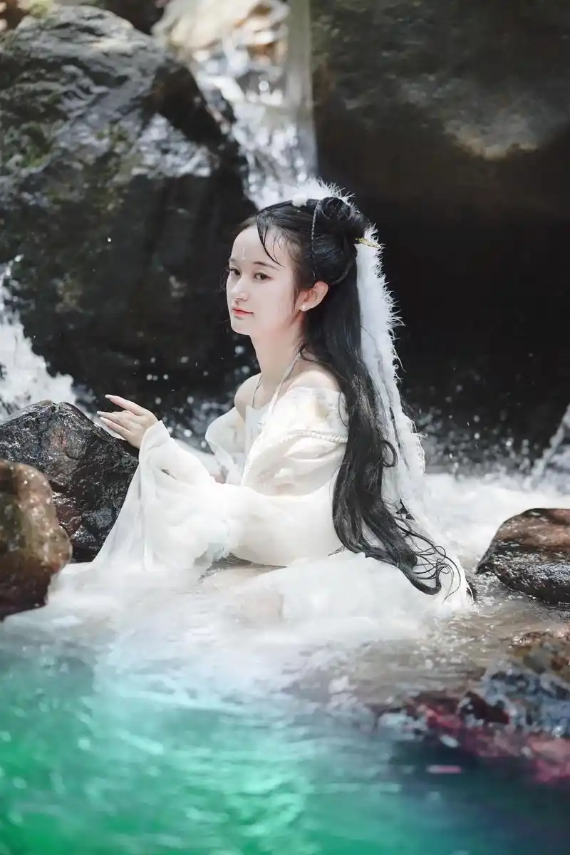 汉服 #古风 #氛围感 #仙气十足 找一个漂亮妹子来我这给 - 抖音