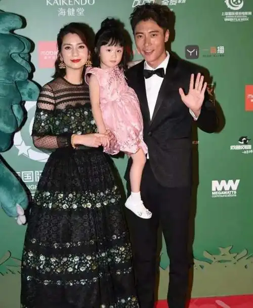 被蔡少芬曝是"拍拖怪",49岁洪欣情路坎坷,曾因未婚产子遭热议