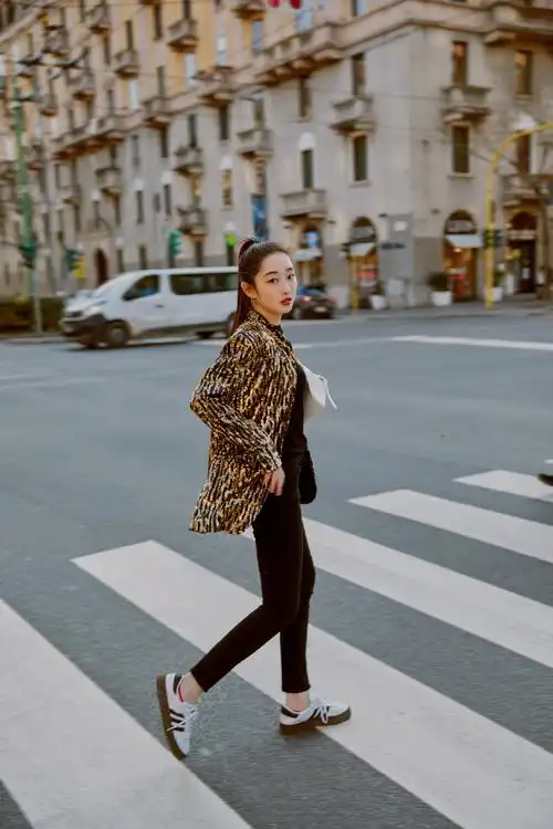 女演员蒋梦婕酷帅有型性感时尚街拍