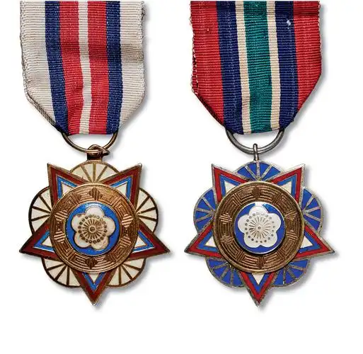 国民党陆海空军奖章乙等二枚 极美 中国嘉德2018年春拍-金银锭 勋章