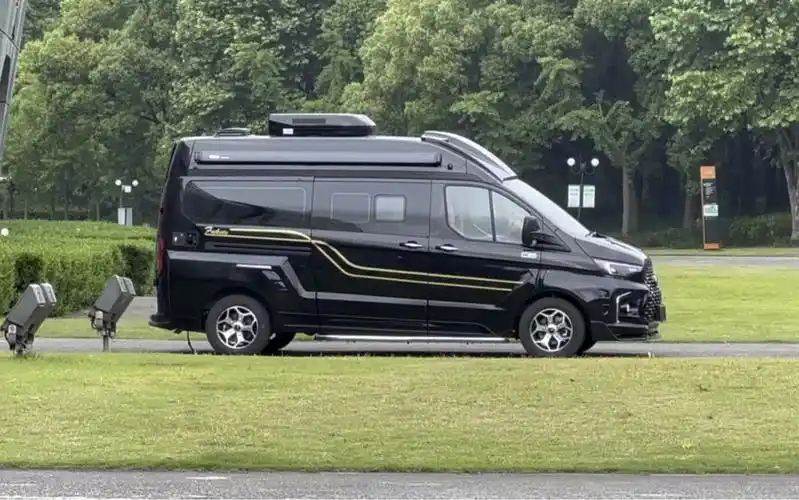 23款福特全顺中轴中顶b型商旅房车,能商务接待也能周末短途旅行