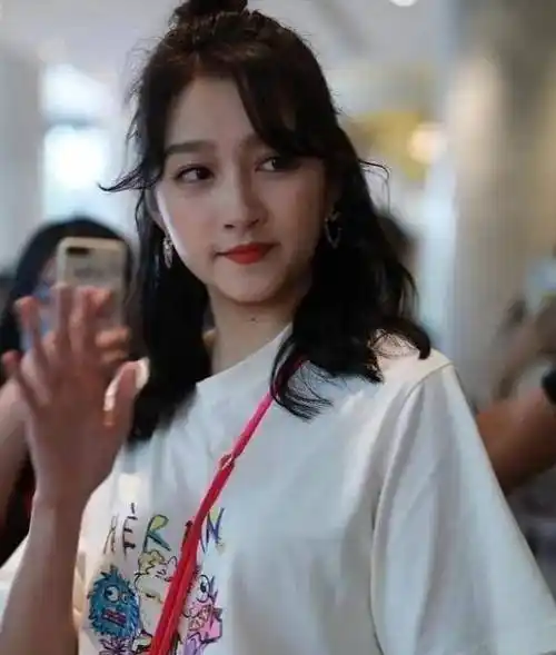 原创原创23岁关晓彤又发福了看脸最低胖10斤大长腿依旧吸睛