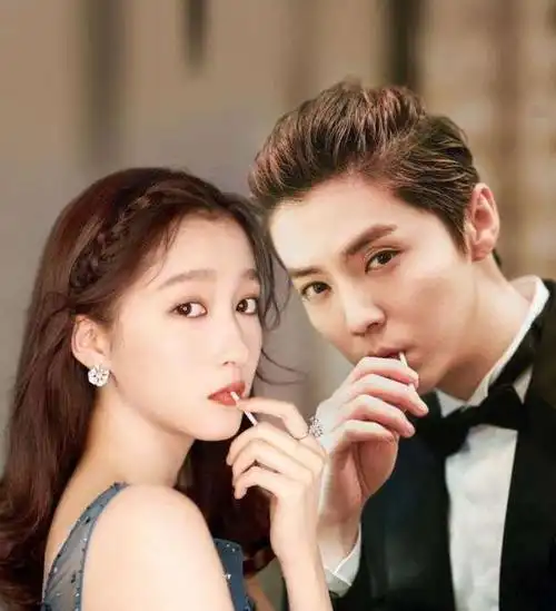 鹿晗关晓彤约会被拍,男方低调现身,女方背十几万包气场强大