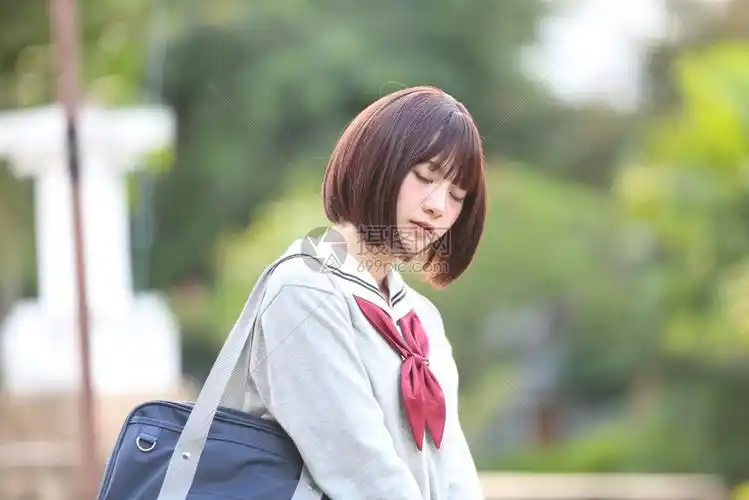 与乡村公园的日本女学生肖像