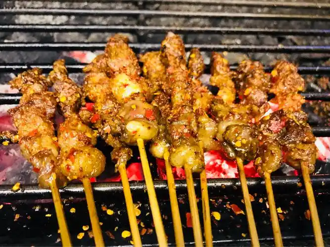 看看这个招牌烤牛筋,诱不诱人?口水出来了.